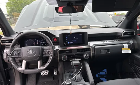 2024 Toyota Tacoma Double Cab z USA, uszkodzony, nr VIN 3TMKB5FN8RM015827